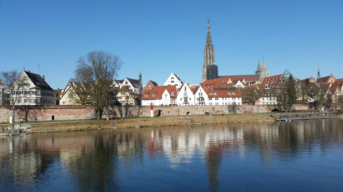 Ulm Stadt Silhouette mit Neuer Sparkasse Februar 2015